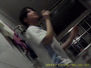 偷拍清纯校服妹洗澡，学生妹身材不错