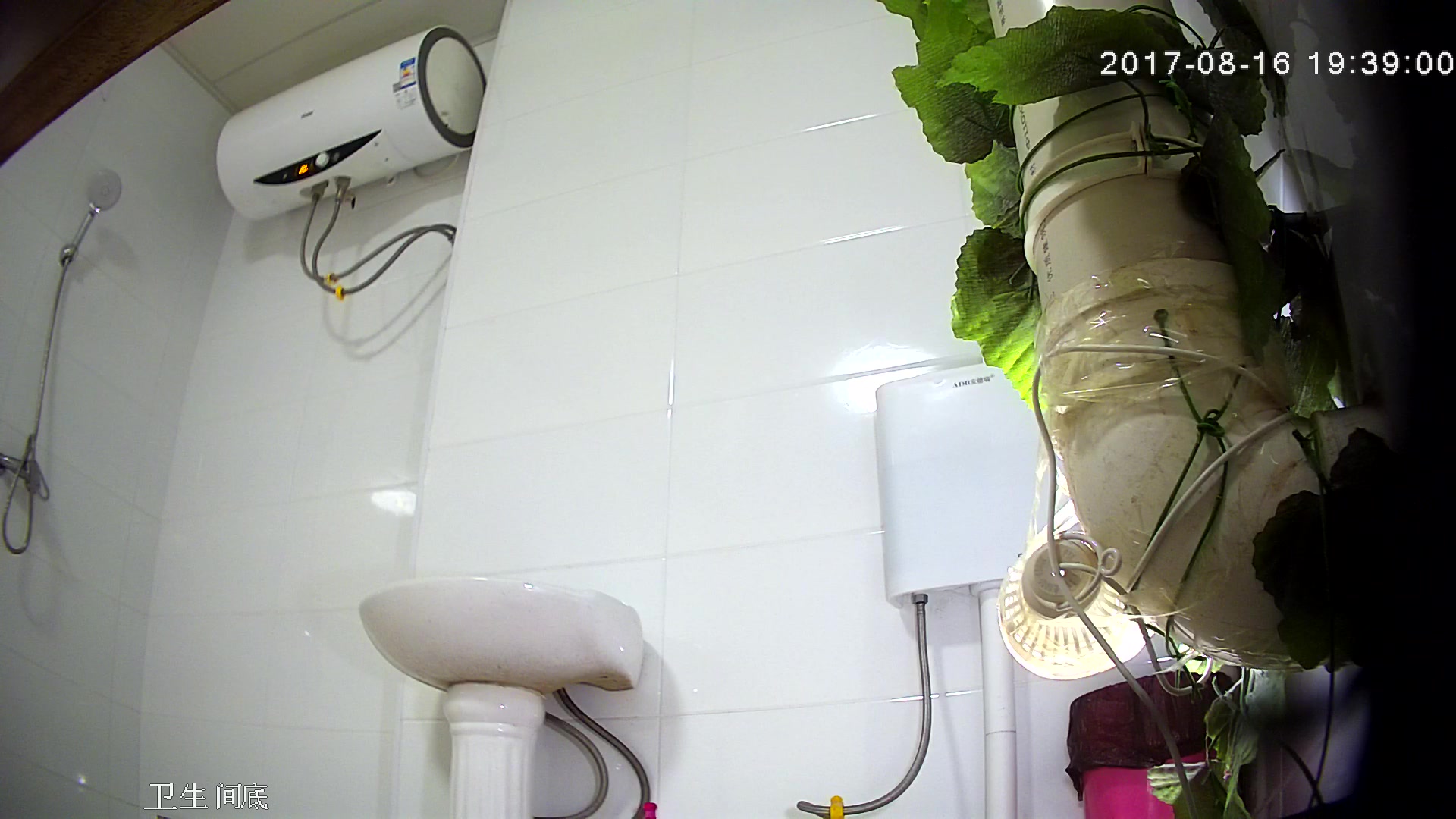 【全網推薦】未流出過的小旅館衛生間高清偷拍（第一部）雪白肌膚堅挺美乳看得讓人欲火焚身～原版高清