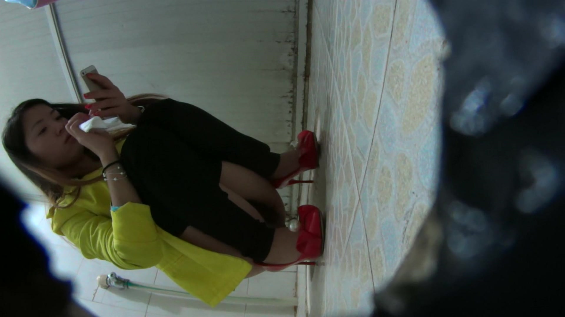 廁拍大神潛入某出租屋公共女廁偷拍極品美少婦如廁噓噓 陰毛雜亂鮑魚肥嫩看得讓人欲火焚身 1080P高清原版