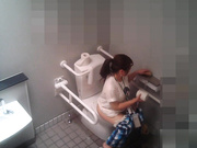 某站最新流出-旅遊景點公共女廁偷拍遊客和導遊如廁 有個黑衣妹子揪了不少衛生紙擦逼逼 1080P高清原版