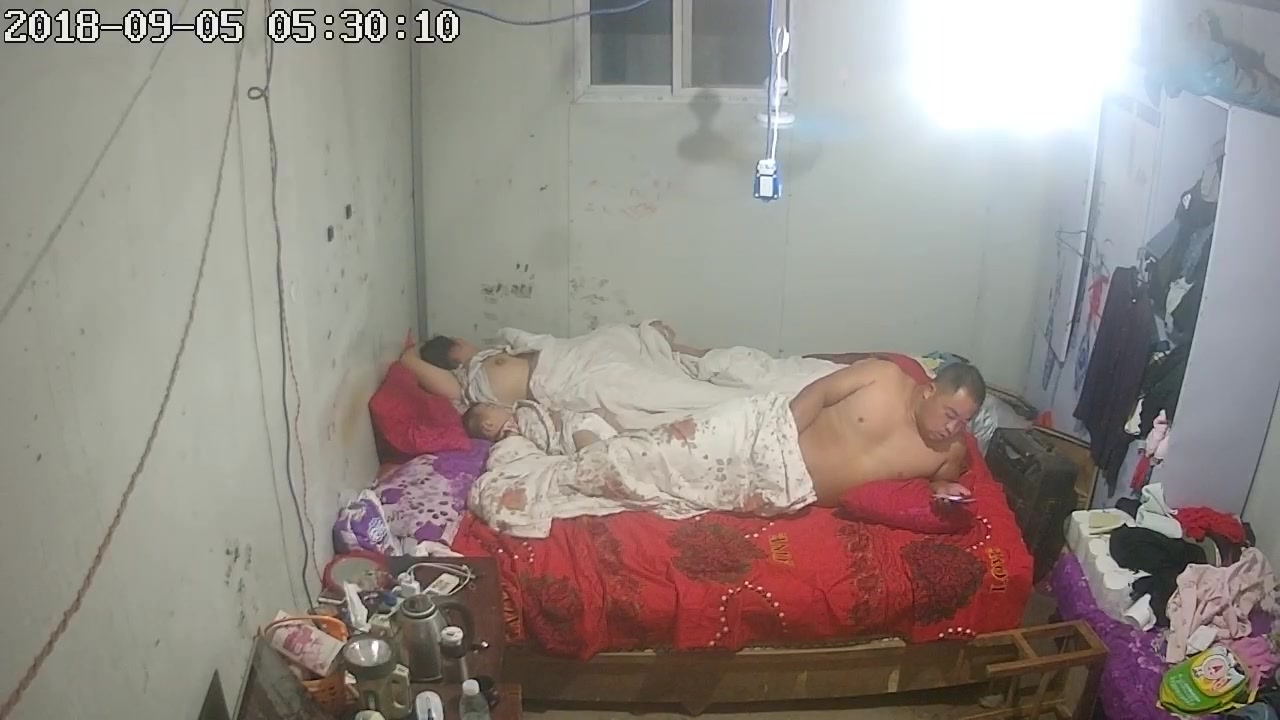 家庭攝像頭黑客破解拍攝到的一簡陋出租屋裏小夫妻把孩子抱到一旁自己啪啪 先是後入再上位猛插表情銷魂 720P原版高清