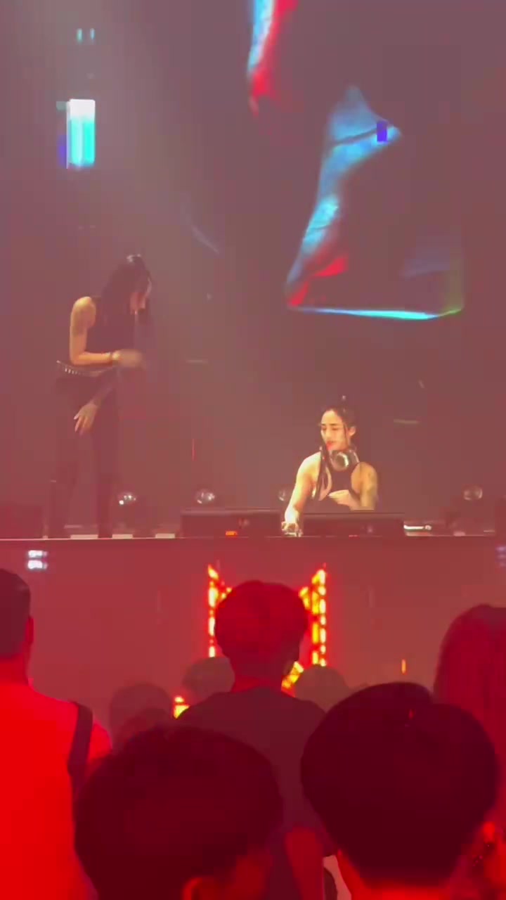 酒吧DJ漏点演出