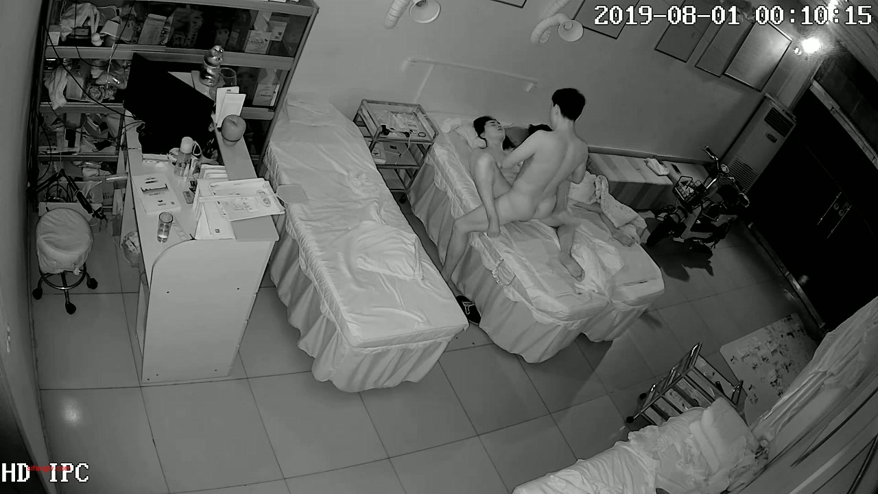 最新流出-某養生館美容院夫妻倆關門後當著睡著的兒子面瘋狂啪啪過性生活（完整版）～720P高清