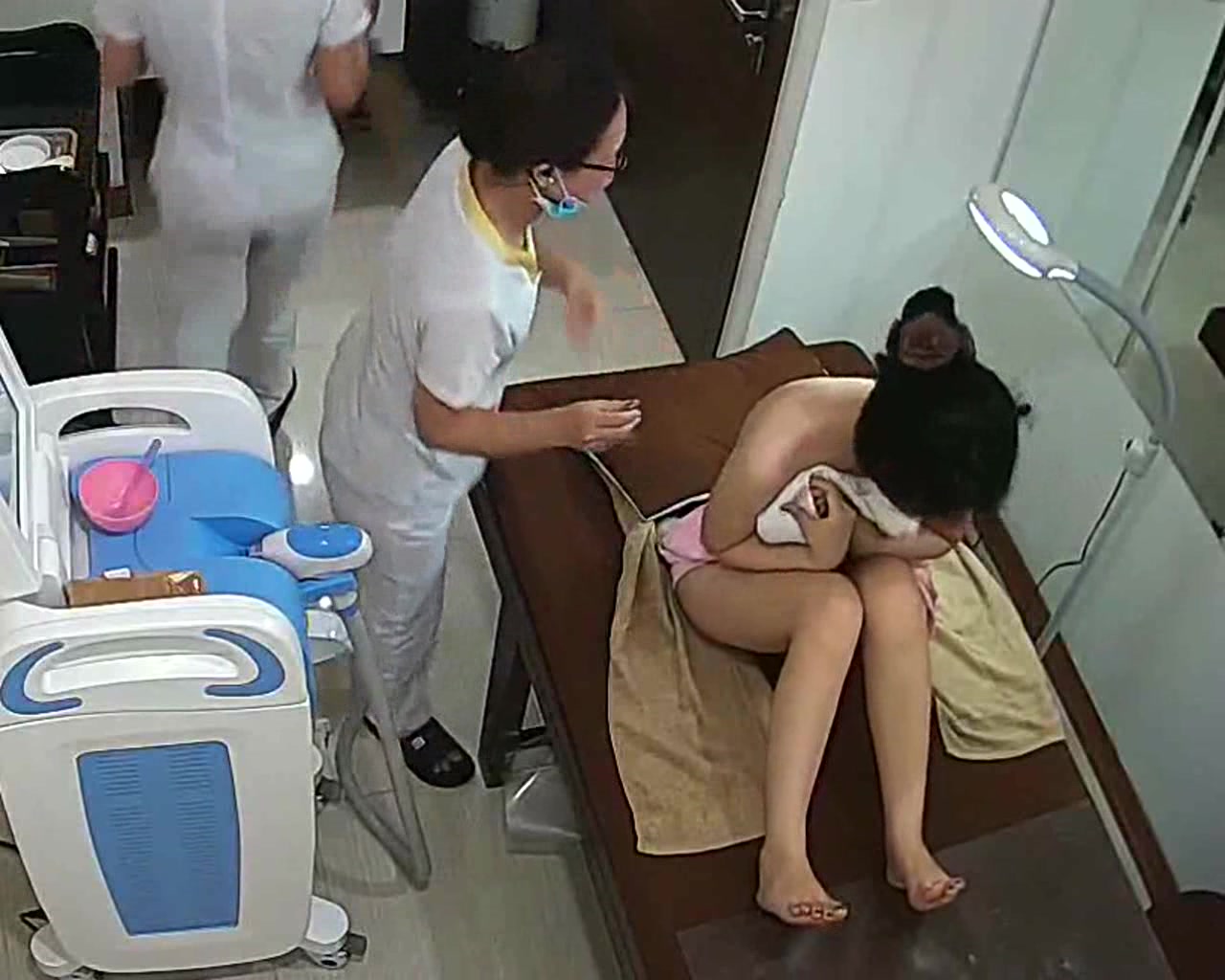 最新流出-美容院攝像頭黑客破解拍攝到的幾個美女少婦私處護理 貌似挺會保養的 鮑魚肥嫩絕對誘惑 1024P高清原版