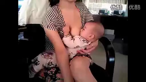90后自拍喂奶 是喂奶还是在秀乳房 无语