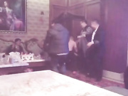 几个土鳖大叔夜总会看到逼毛性感裸女动手动脚 2