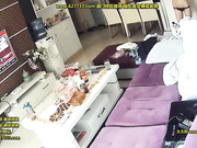 偷拍白领夫妻老公在客厅吃老婆的小葡萄_2