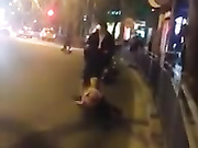 身材姣好大波女子在上海街头裸身向白种男子求欢