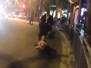 上海女醉酒发疯