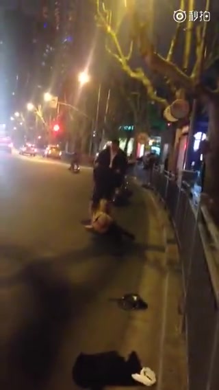 上海女醉酒发疯