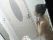 窗户缝隙偷拍长相清纯的妹子用中药水洗逼 不知道是不是房事过多