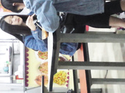 色胆包天的大叔居然敢在大学城的餐厅涂鸦大学妹子