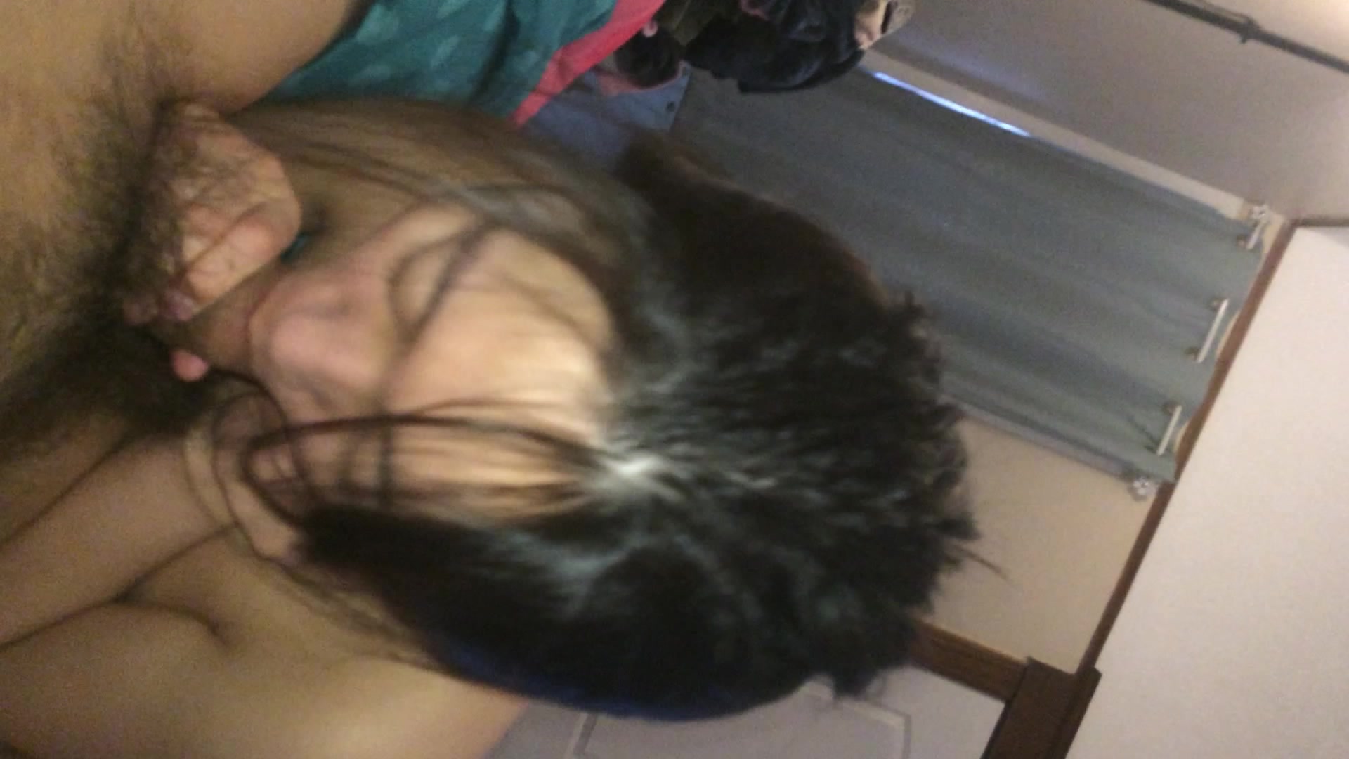 94年超骚妹子展现灵活口技，津津有味地舔弄大鸡吧，清晰露脸国语对白