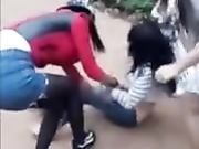 某地农村初中女学生打架脱衣服