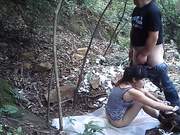 小树林野战系列身体健壮鸡巴很小的嫖客把黑色小野鸡压在到处是垃圾的地上啪啪