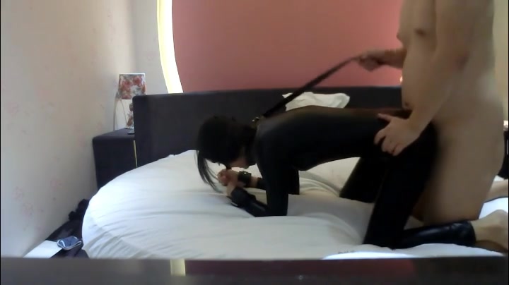 尤物宝宝012连体黑皮裤SM道具调教后入滴蜡