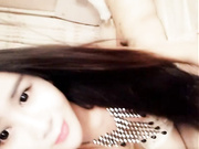 据传某男明星女神性感女友与情人偷情自拍视频曝光，大大的眼睛,长得真是太漂亮