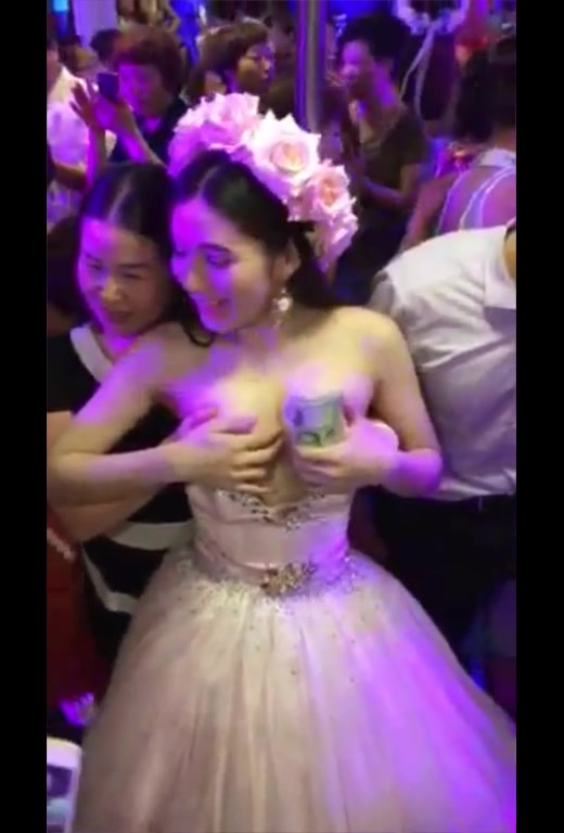 实拍台湾夜店淫乱场面,极美尤物只要付钱任由摸奶舔胸,要是能操会更爽