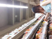 偷拍超市购物四个可人美女 性感内内让人心痒骚动