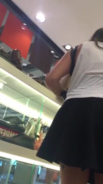 商店里偷拍到美女不穿内裤