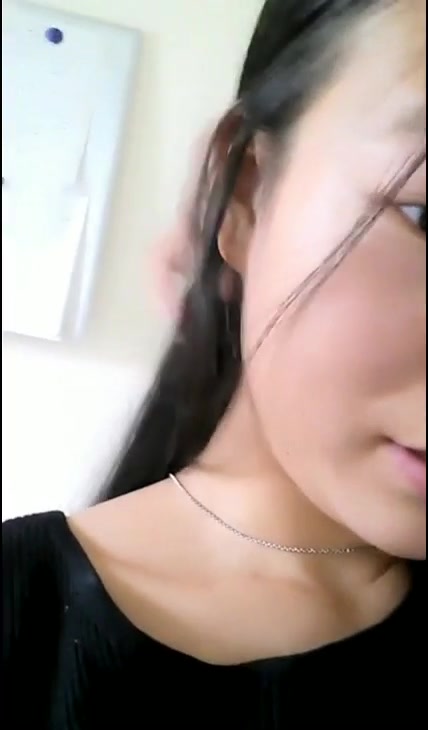 網友撩妹，妹子很謹慎脫之前先探出窗看看對面是否有偷窺的對白清晰