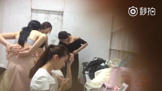 偷拍绝色车模后台换衣 个个魔鬼身材经典对话