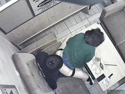 黑客破解茶餐厅摄像头，一对饥渴学生情侣沙发上操逼,小胖妞不敢大声叫,低声呻吟太销魂了