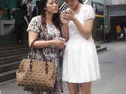 街拍裙低春光系列 陪老妈逛街的 甜美学生妹 无毛大鲍鱼诱惑至极