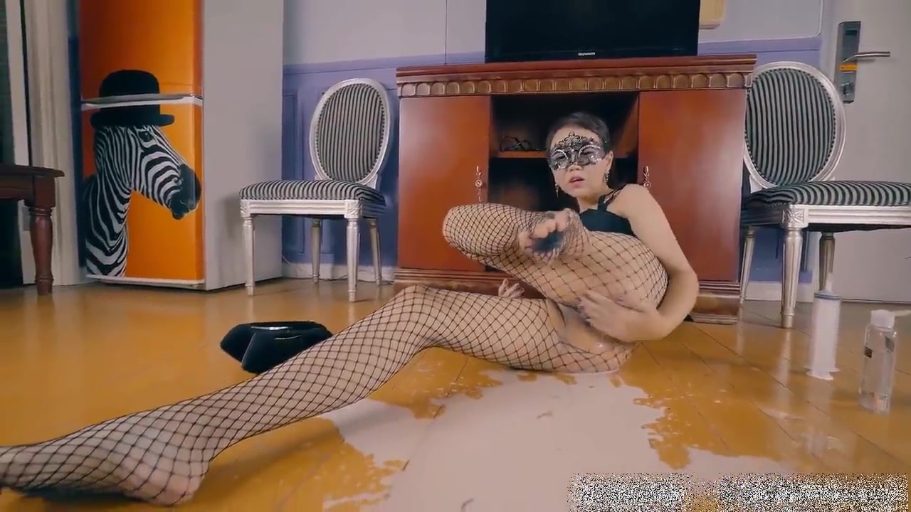 国产拳交女王周晓琳超大号针筒注射花生牛奶720P高清无水印