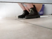 感觉被发现了.妹子低头确认