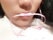 3根手指氣質女白領吃完肯德雞脫光光 按摩嫩穴淫水流出