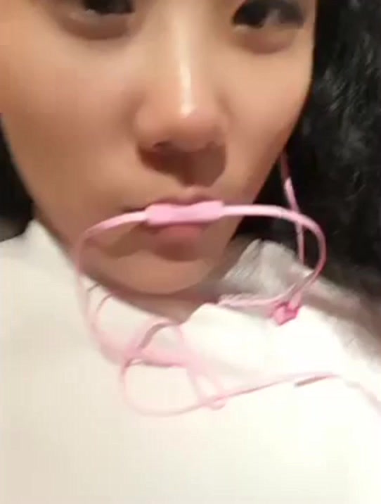 3根手指氣質女白領吃完肯德雞脫光光 按摩嫩穴淫水流出