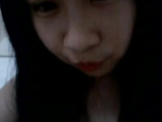 家里人在客厅聊天，小美眉自己偷偷在浴缸打飞机出了好多淫水