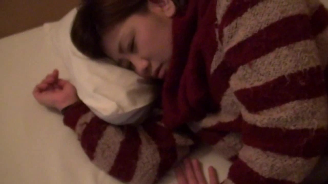 21岁美女初恋被甩酒醉熟睡后被插BB又肥又紧好多水强行插入