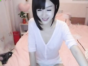 女神主播脫光衣服，現場直播黃瓜插逼自慰，逼毛毛濃密