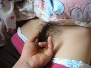 手指抠熟睡妹子的嫩逼，插菊花，再撸管射他一脸