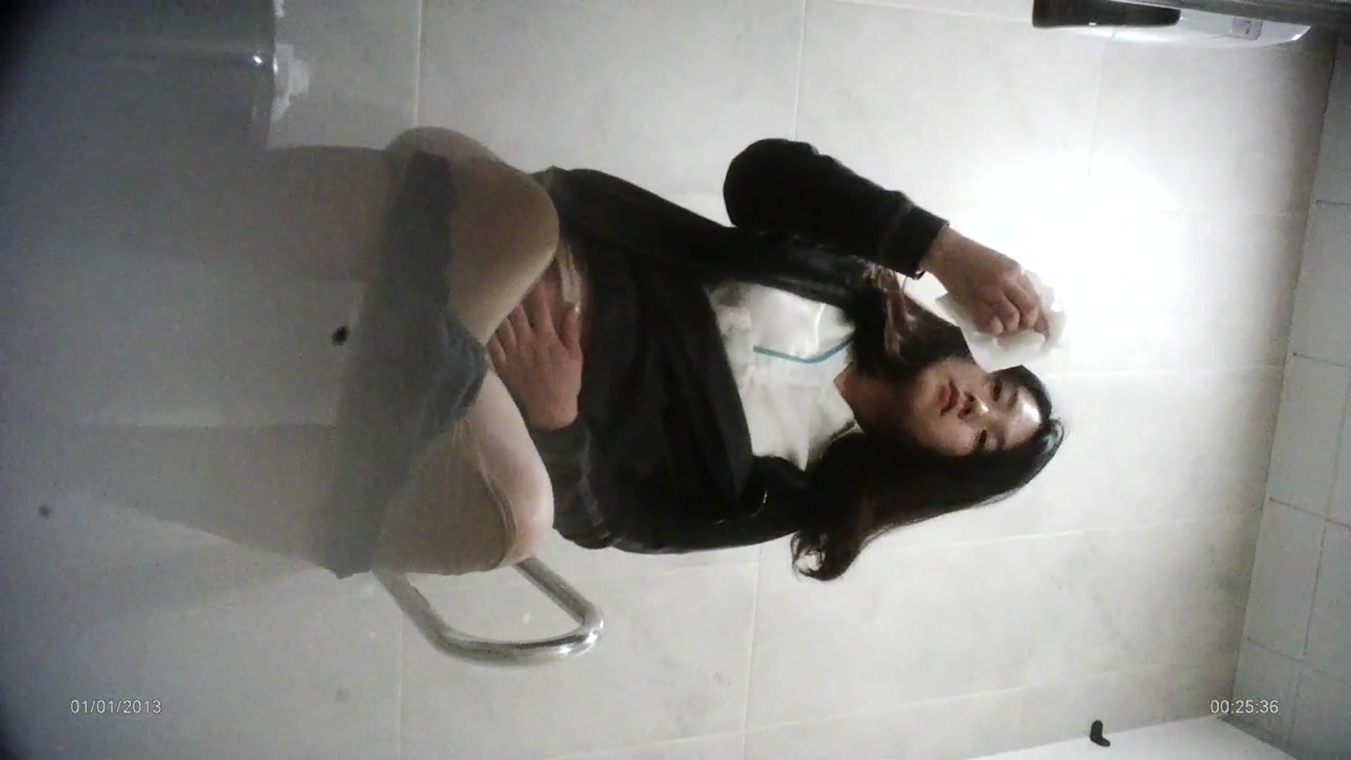 商场内部员工女厕偷拍性感肉丝美眉看看自己擦完逼逼的卫生纸