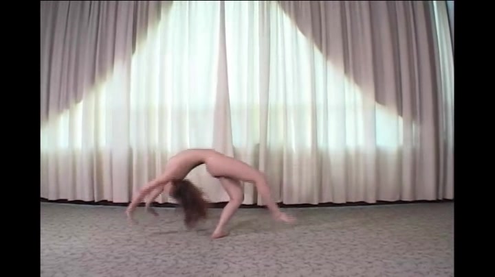 杂技队青涩女孩大胆高难度全裸进行表演，身材弹性真好-02