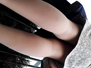 偷拍等车的秀气的眼镜妹妹的