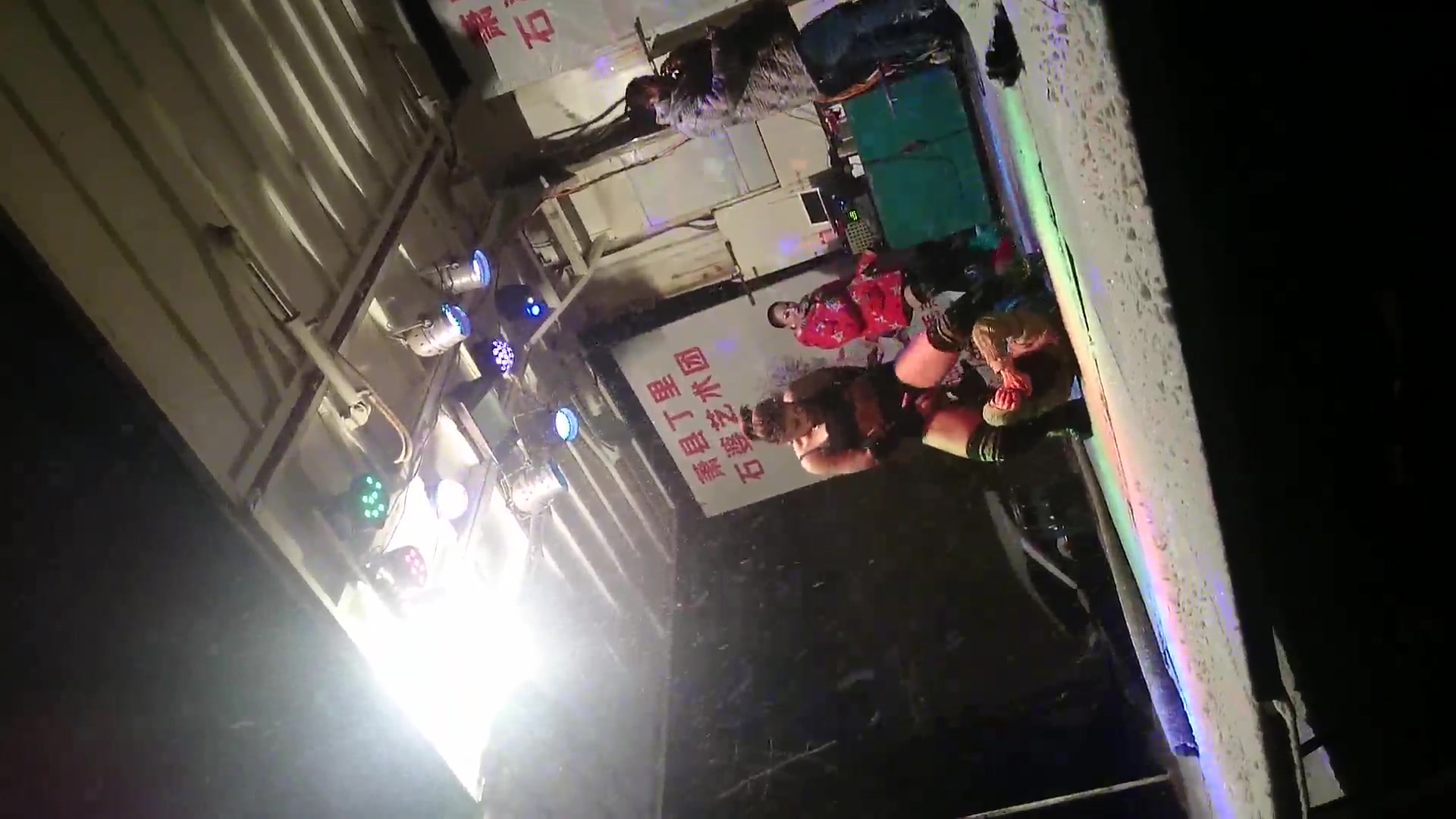 大雪纷飞撑着雨伞露天看乡下草台班子的精彩表演