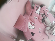 情趣酒店偷拍小伙很会享受，女友在上面摇，他躺着玩手机