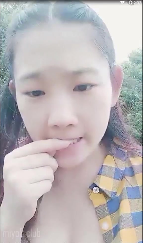 18岁高中萌妹子公园大胆值播，用水果插X穴 造福广大粉丝