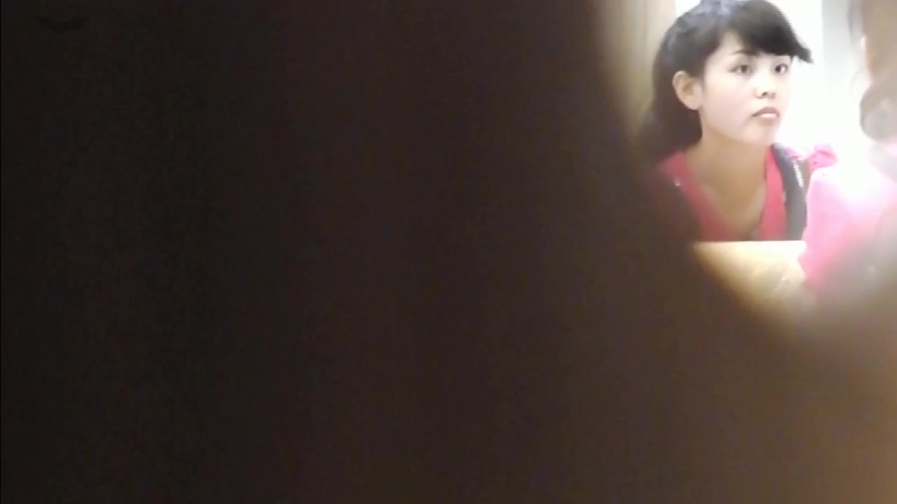 国内牛人潜入商场厕所从隔板下面侧拍美女嘘嘘2