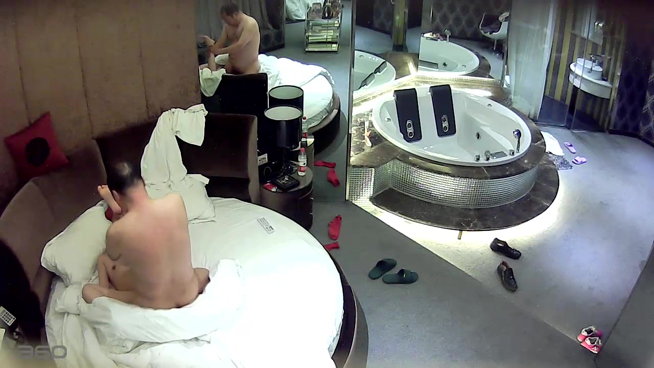 情趣酒店水滴摄像头偷拍秃顶中年男和情人啪啪没控制住内射了被脚踹对白清晰