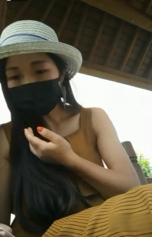 漂亮气质美女主播约粉丝到景区凉亭野战听着女主播的呻吟忍不住不小心内射了