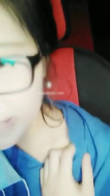 对白有趣戴眼镜萝莉主播勾搭貌似很饥渴的34岁网约车司机车内激情