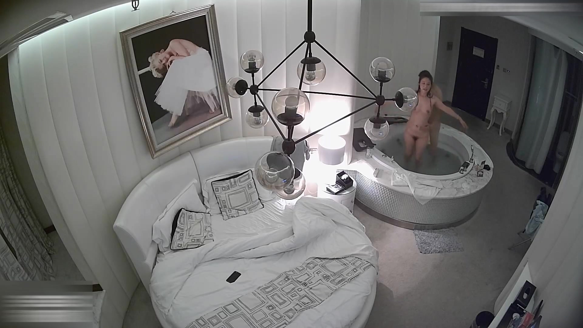 精品酒店豪华房偷拍貌似跳交谊舞结识的舞伴啪啪前不忘炫一下舞技和好身材