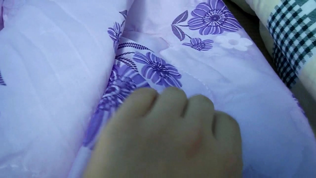 神人混进女生宿舍偷拍午休的三个大学妹 竟然有个为了凉快裸逼睡的