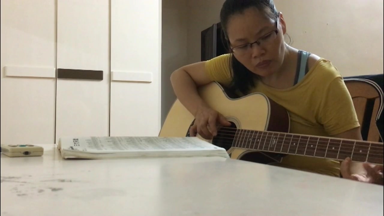 禽兽音乐老师教少妇学员弹吉它搞到别人的奶子上脱了衣服按在椅子上啪啪720P高清无水印