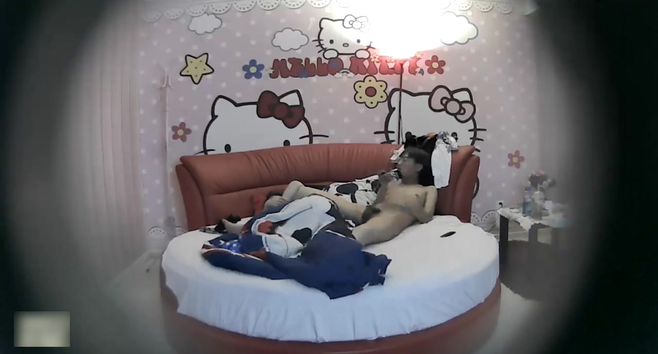 精品特色酒店偷拍漂亮白嫩美女迫切想要男友还没脱衣服就被她扑倒摸鸡鸡,洗完澡又吃鸡巴挑逗